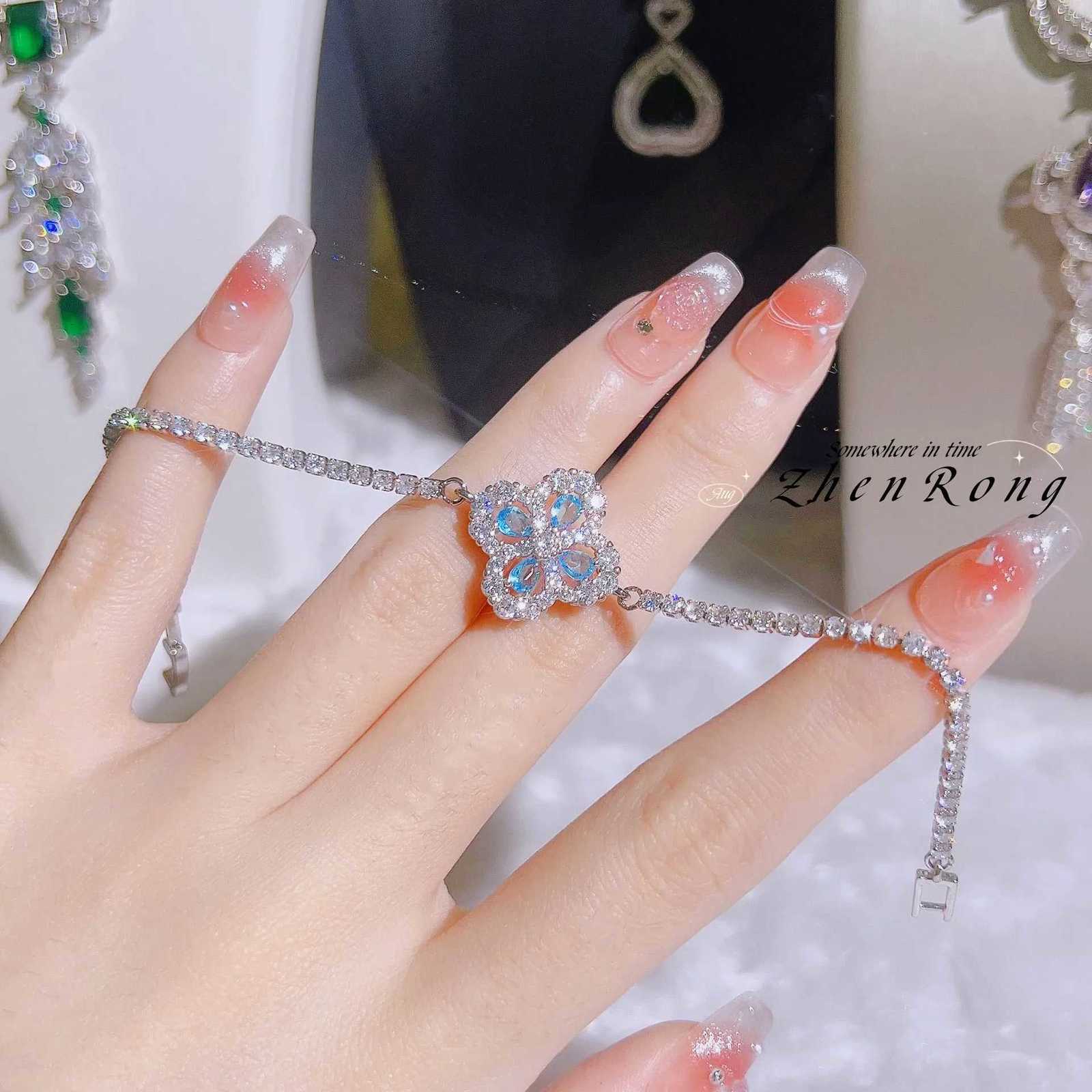 Foydjew 2023 New Trend Four-leaf Clover Design White/Blue Zircon Austria Crystal Bracelets Chain For Women Daily AccessoriesT251110