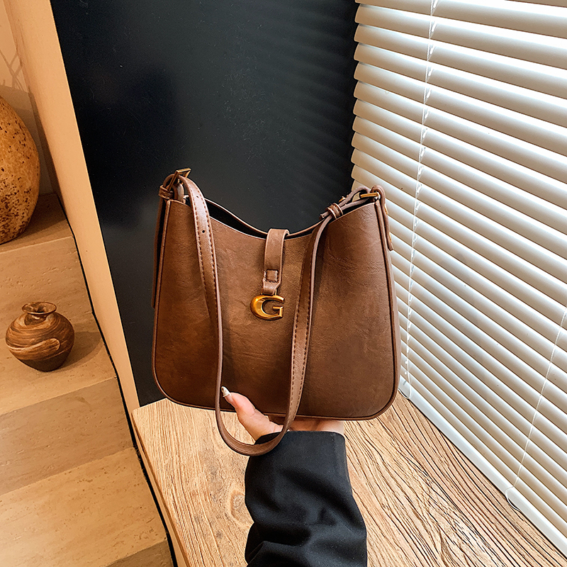 Spring new women's retro high-end wide shoulder bag, casual versatile crossbody bag, high-end commuting leisure bag, shopping bag, versatile wome