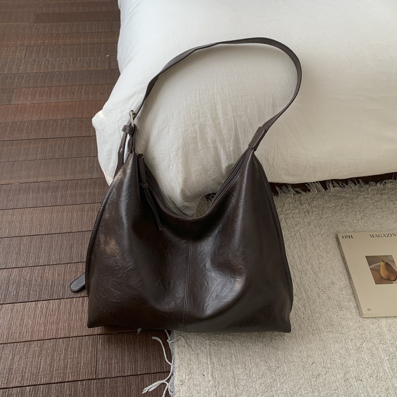 Ladies' winter vintage high-end wide shoulder bag, casual simple versatile crossbody bag, high-end commuting leisure bag, shopping bag, versatile