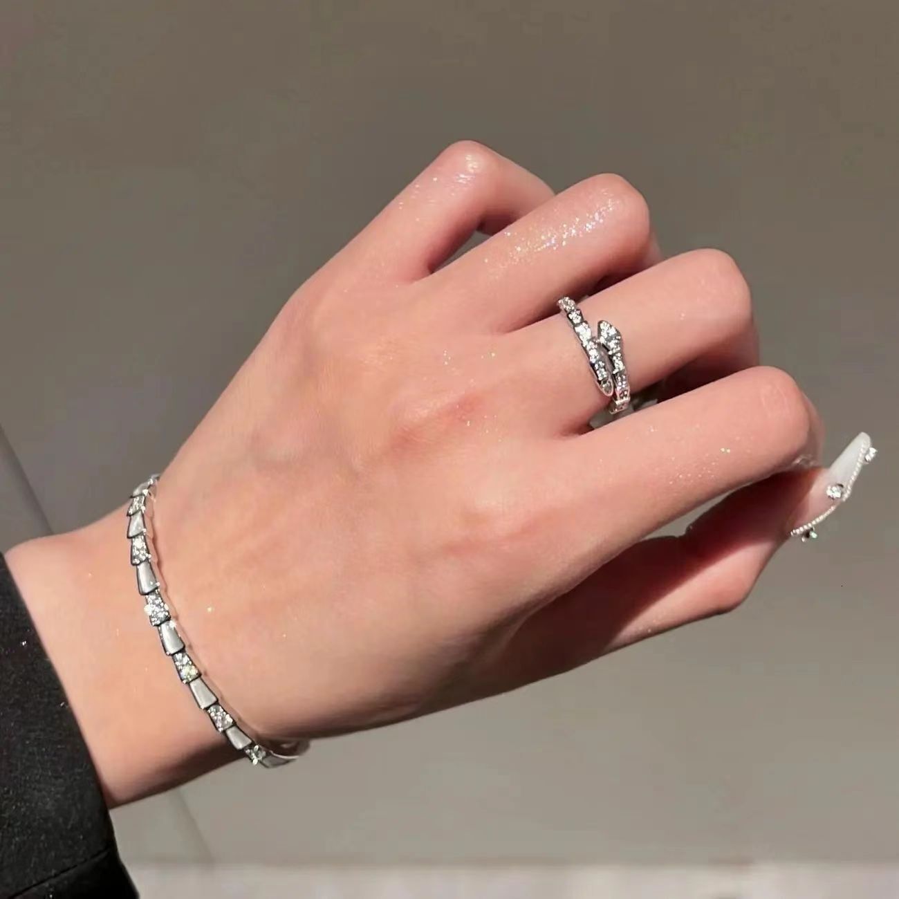 Full Diamond Open Snake Ring Fashion Ring For Women, Trendy Fashionable Unique Designer Ring Design, Light Luxury Minimalist Snake Bone Ring