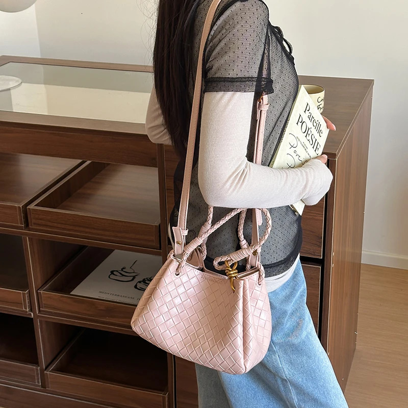 Classic Elegant Women Messenger Bag In Premium Leather By Shoulder For Ladies Fashionable 251110