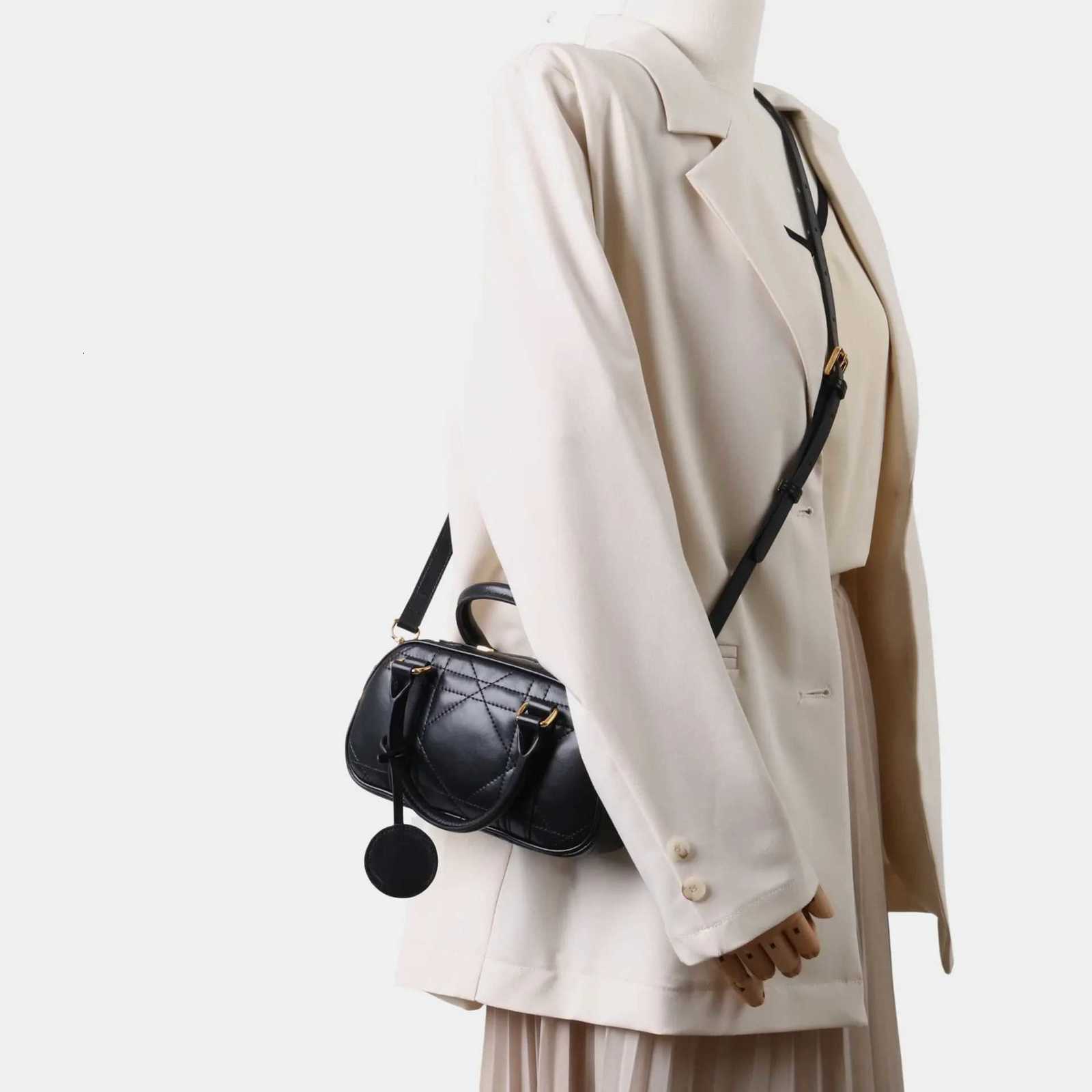 2025 New Diamond Pattern Boston Bag High Quality Womens Handbag Vintage Style Shoulder Crossbody Bag Polyester Lining Zipper K251110