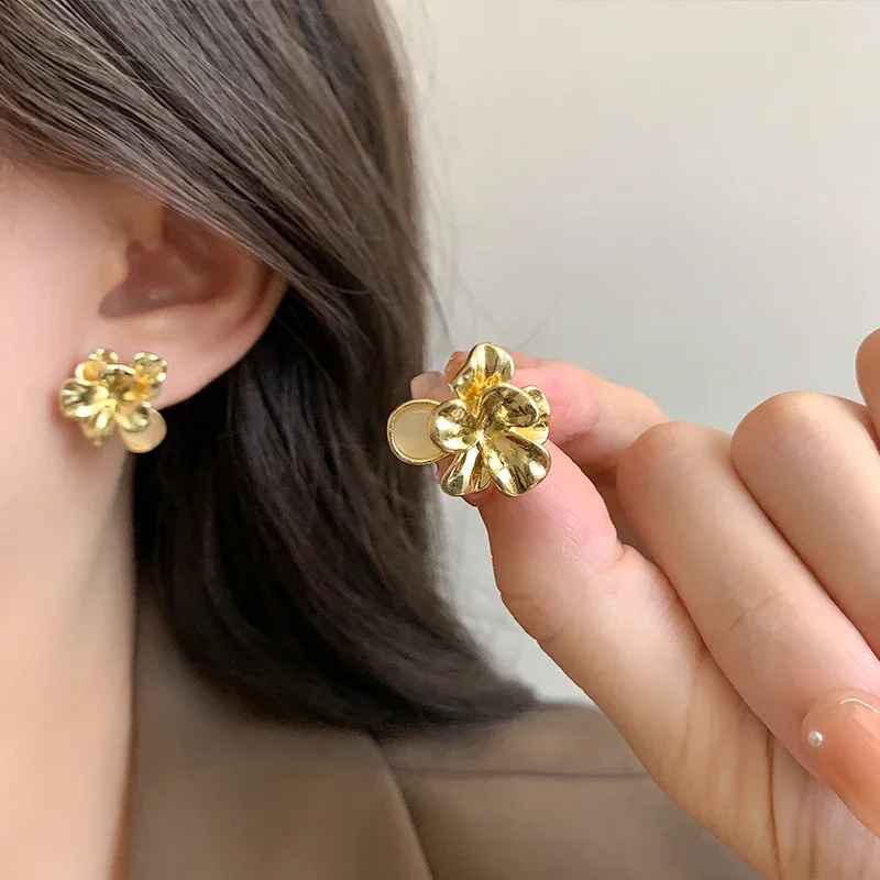 Womens Niche Golden Petal Ear Clips French Retro Three-dimensional Metal Opal Flower Clip on Earrings No Piercing 250409