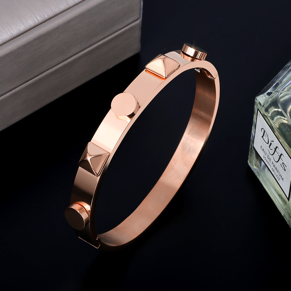 Titanium steel bracelet, high-end and fashionable, does not fade and has a punk style. New geometric bracelet, 18K gold electroplated