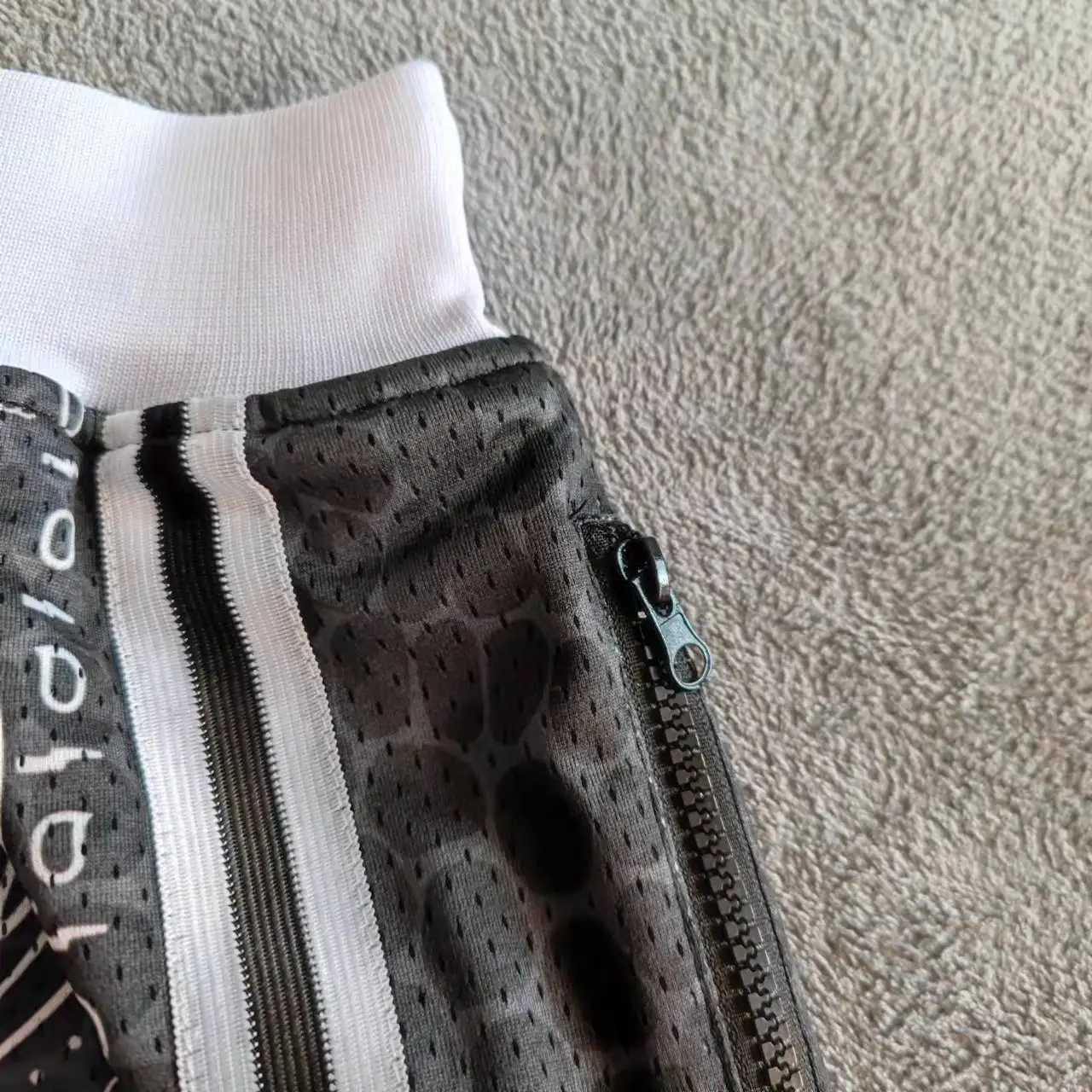 Best Los Angeles style black Paisley print basketball shorts with zippered pockets worn by Bryant Street in training pants X250410