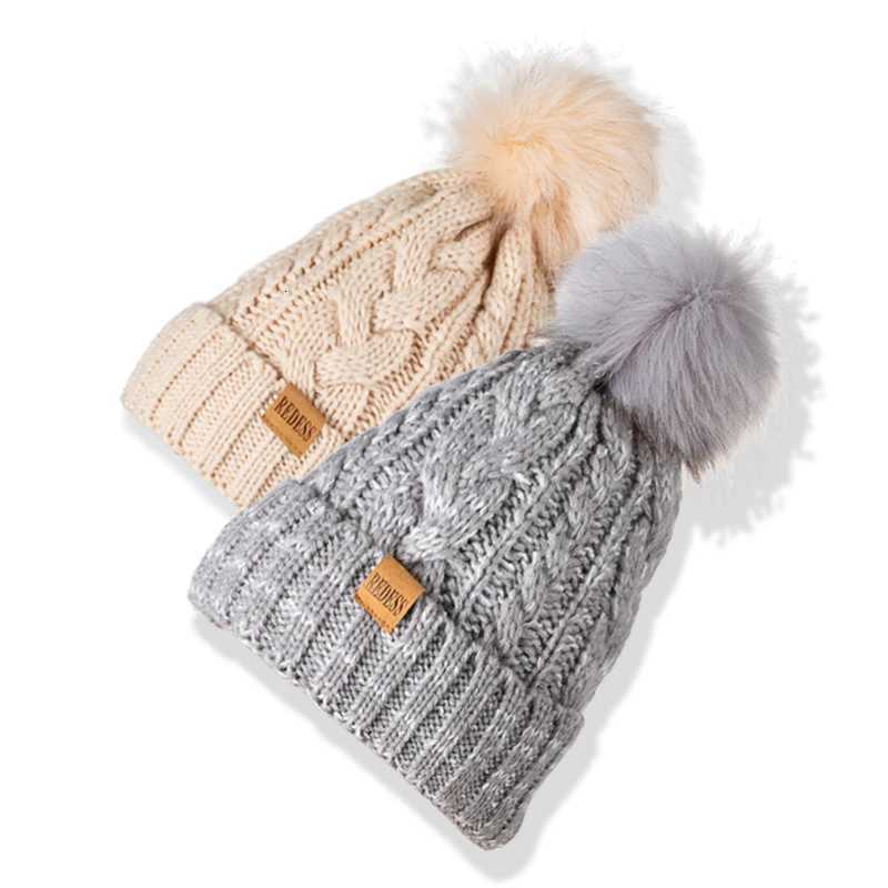 Women Winter Pompom Beanie Hat with Warm Fleece LinedSuitable for keeping warm when going skiing outsidetwo-piece setXJ251110