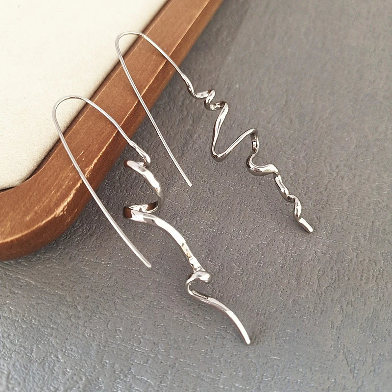 Abstract three-dimensional earrings cool and handsome temperament fashion women exquisite retro ear hanging jewelry acces 250409