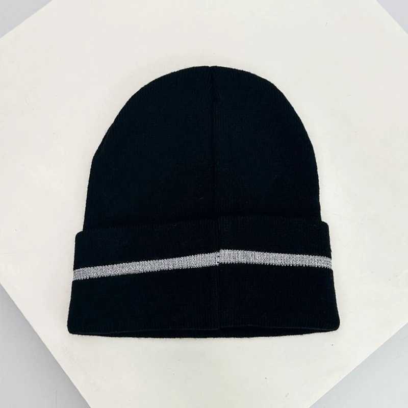 Autumn and Winter New Unisex Reflective Stripes Outdoor Knitted Hats Street Warm Simple Versatile Beanies Fashion Retro CasualXJ251110