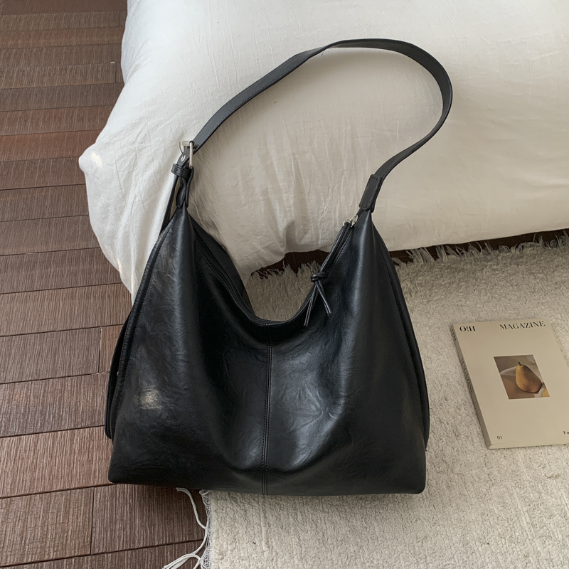 Ladies' winter vintage high-end wide shoulder bag, casual simple versatile crossbody bag, high-end commuting leisure bag, shopping bag, versatile