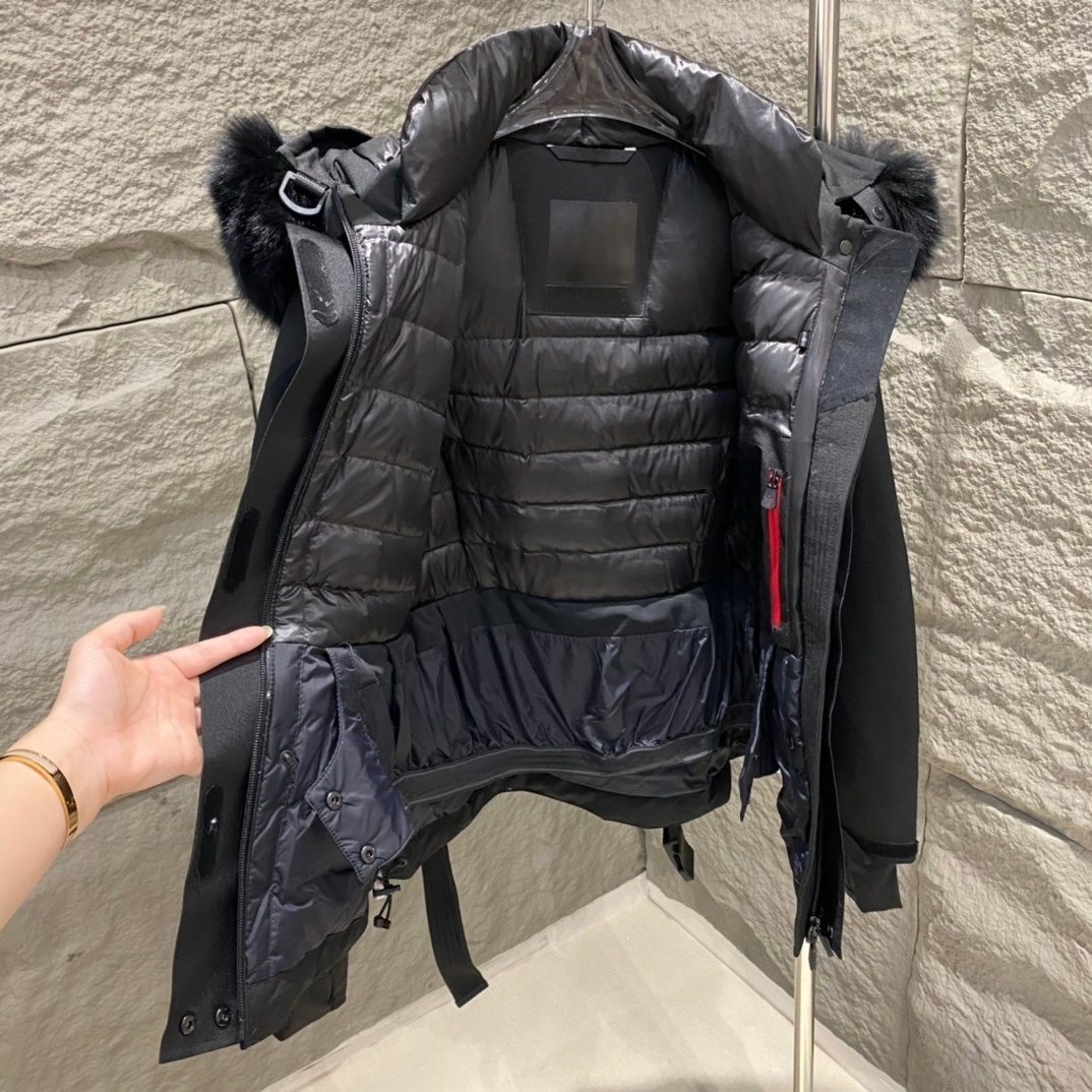 2025The latest classic style for women in autumn and winter, short waisted down ski jacket with large fur collar