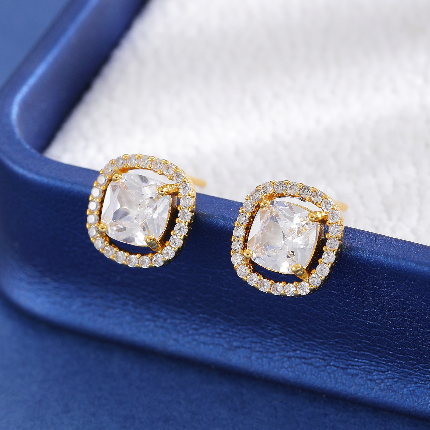 Earrings with a Sense of Sophistication, Simple Geometric Square Studs, Fashionable Earrings, Light Dia-Encrusted Sugar Cube Studs for Women