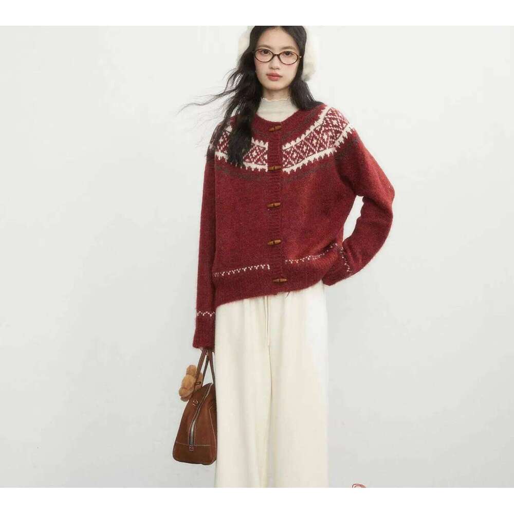 Retro Red Christmas Jacquard Sweater For Women 2025 Autumn/Winter New Collection With Horn Button Design Round Neck Cardigan Designer Sweater Women