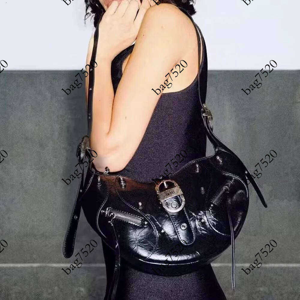 Large capacity niche design, light crossbody red envelope, commuting shoulder bag, motorcycle bag