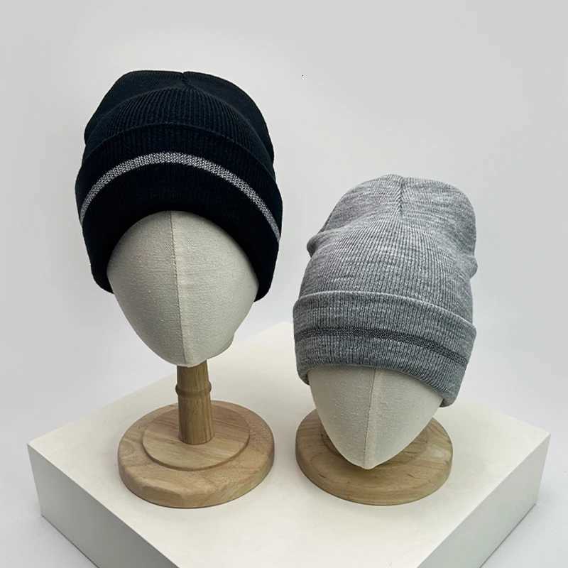 Autumn and Winter New Unisex Reflective Stripes Outdoor Knitted Hats Street Warm Simple Versatile Beanies Fashion Retro CasualXJ251110
