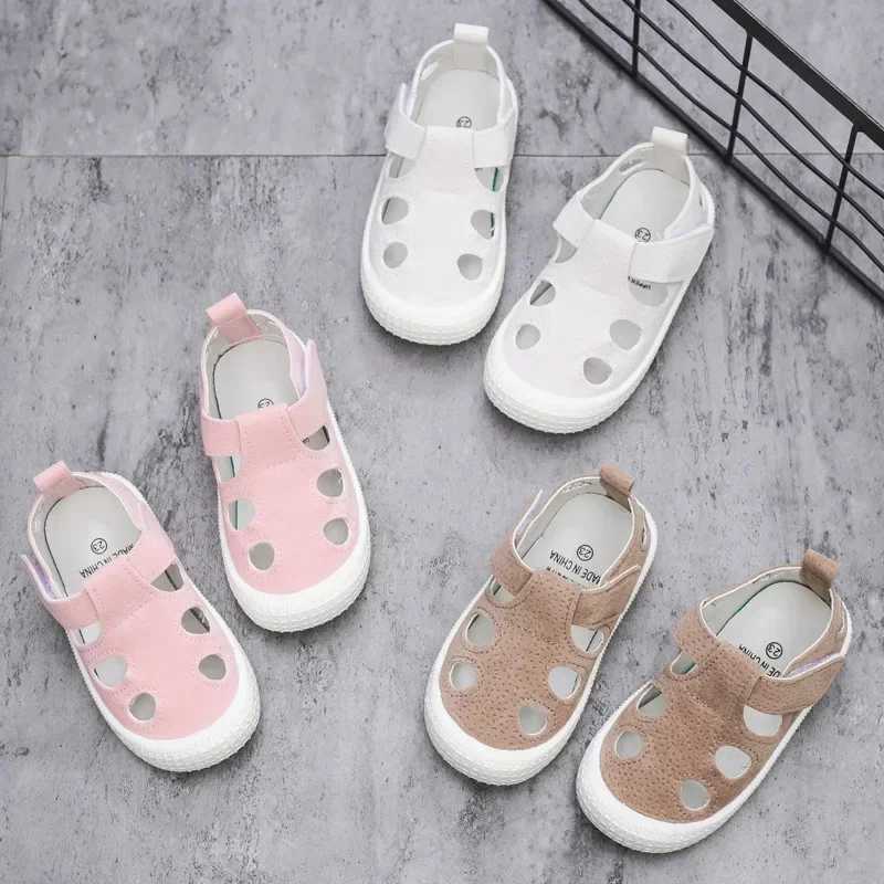 Baby boy half sandals 2024 spring and summer beach shoes for children hollow breathable sandals for girls soft Z250410