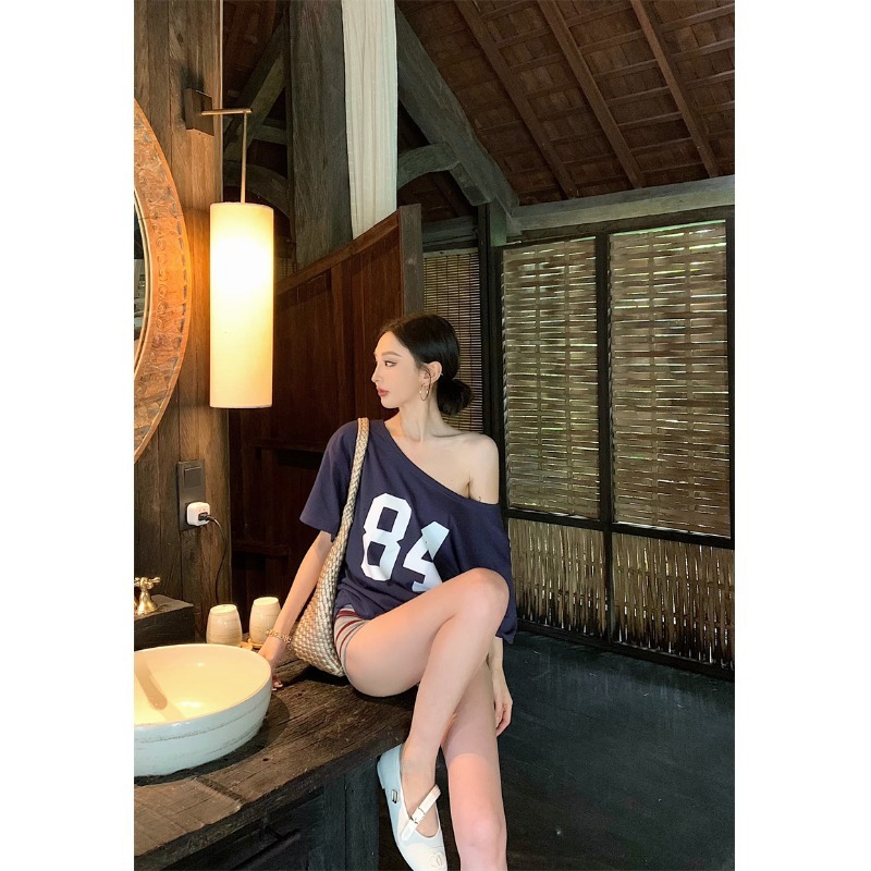 2025S Designer Women S T Shirt Slant Shoulder Short T Shirt For Women In Summer Loose American Style Spicy Girl Chic Half Sleeved Versatile Student To