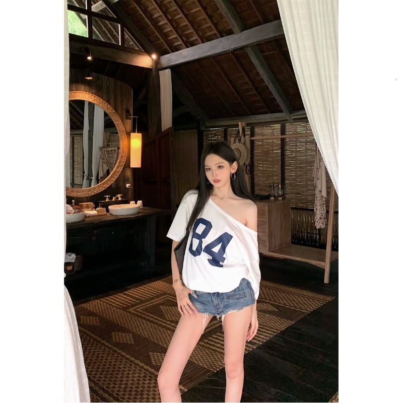 2025S Designer Women S T Shirt Slant Shoulder Short T Shirt For Women In Summer Loose American Style Spicy Girl Chic Half Sleeved Versatile Student To