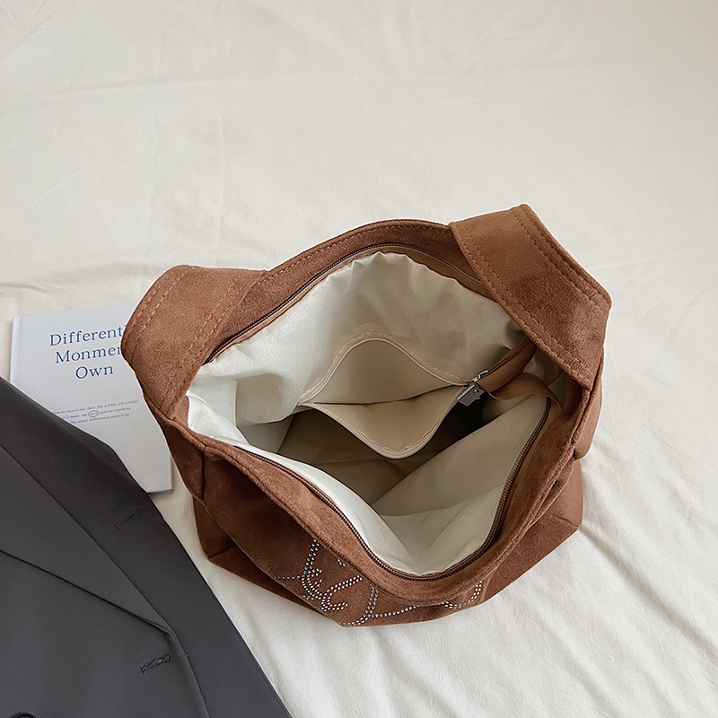 Winter women's retro high-end wide shoulder bag, casual simple versatile crossbody bag, high-end commuting leisure bag, shopping bag, versatile w