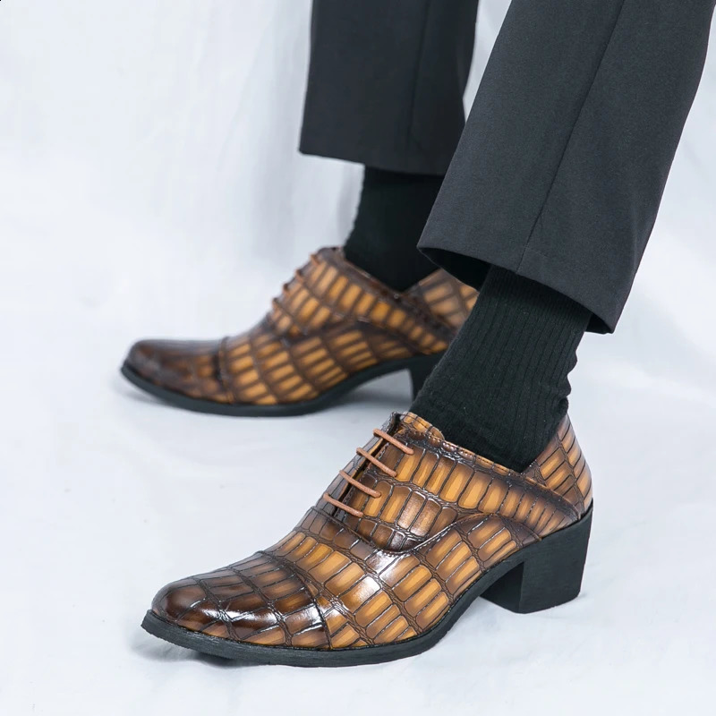 Selling Mens Banquet Dress Shoes Europe America Pointed High-heeled Business Shoes High-end Mens Shiny Leather Shoes 251106