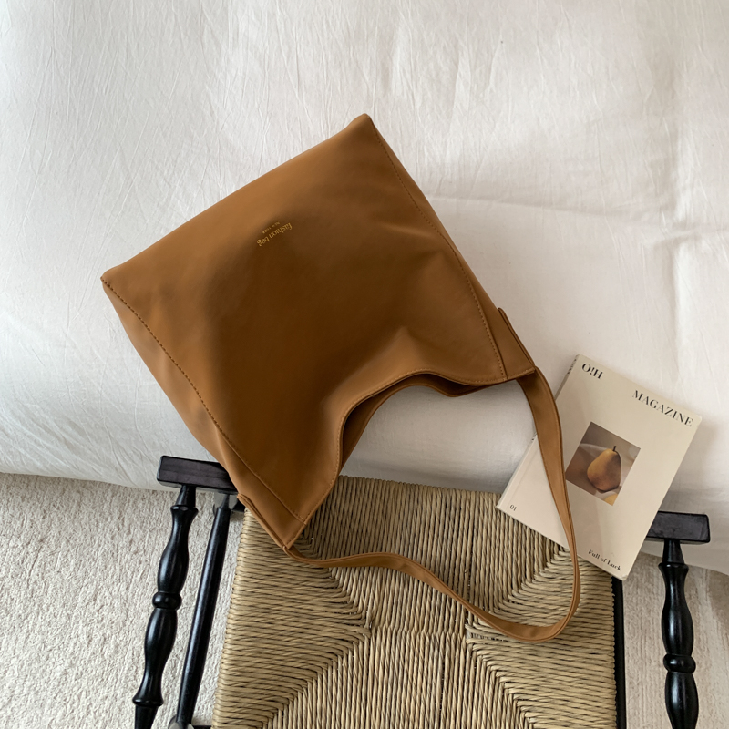 Autumn women's retro high-end wide shoulder bag, casual simple versatile crossbody bag, high-end commuting leisure bag, shopping bag, versatile w