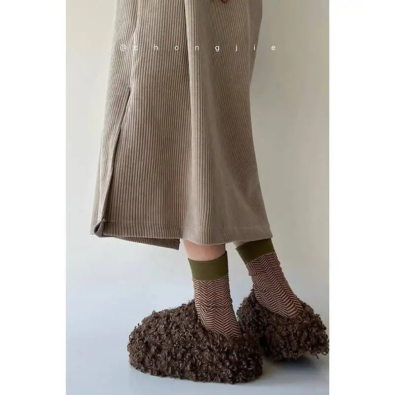 Womens Winter Furry Slippers Thick Soled Suitable for Outdoor Autumn Winter 251107