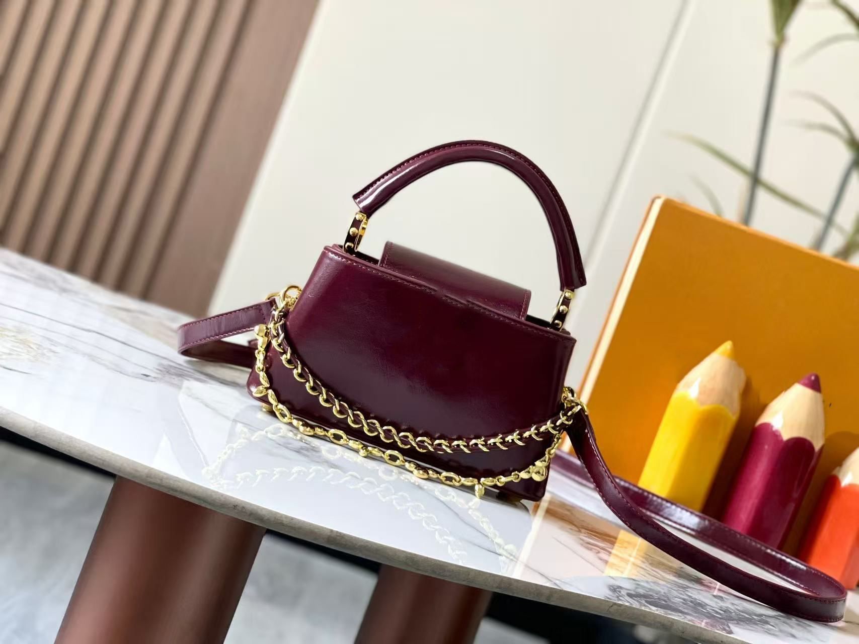 2025 Luxury Designer Classic Color Bright Handbag Casual Handbag Leather One-shoulder Makeup Bag and Cross-body Bag