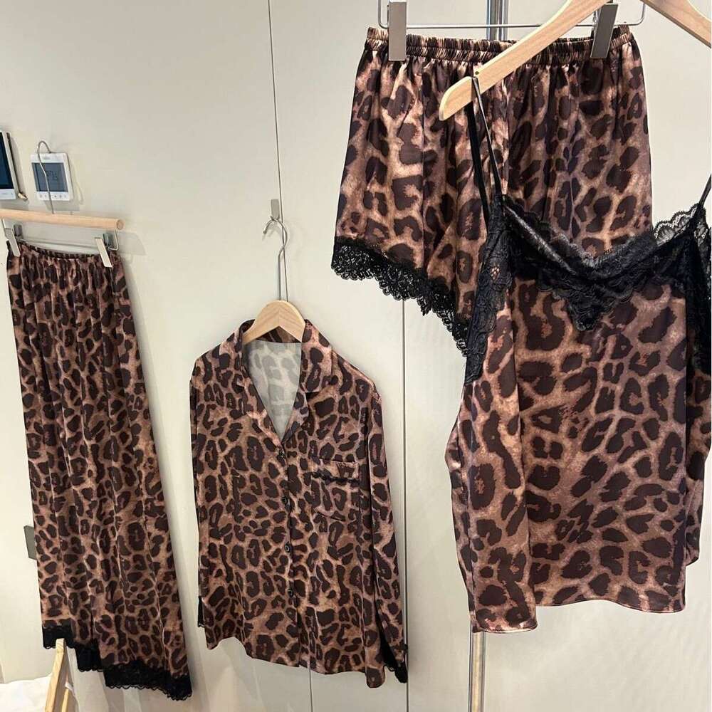 2025 Four-Piece Leopard Lace Sexy Camisole Nightdress with Chest Pads Spring Summer Thin Ice Silk Sets Wearable Outside Designer Pajamas Luxcury Autum