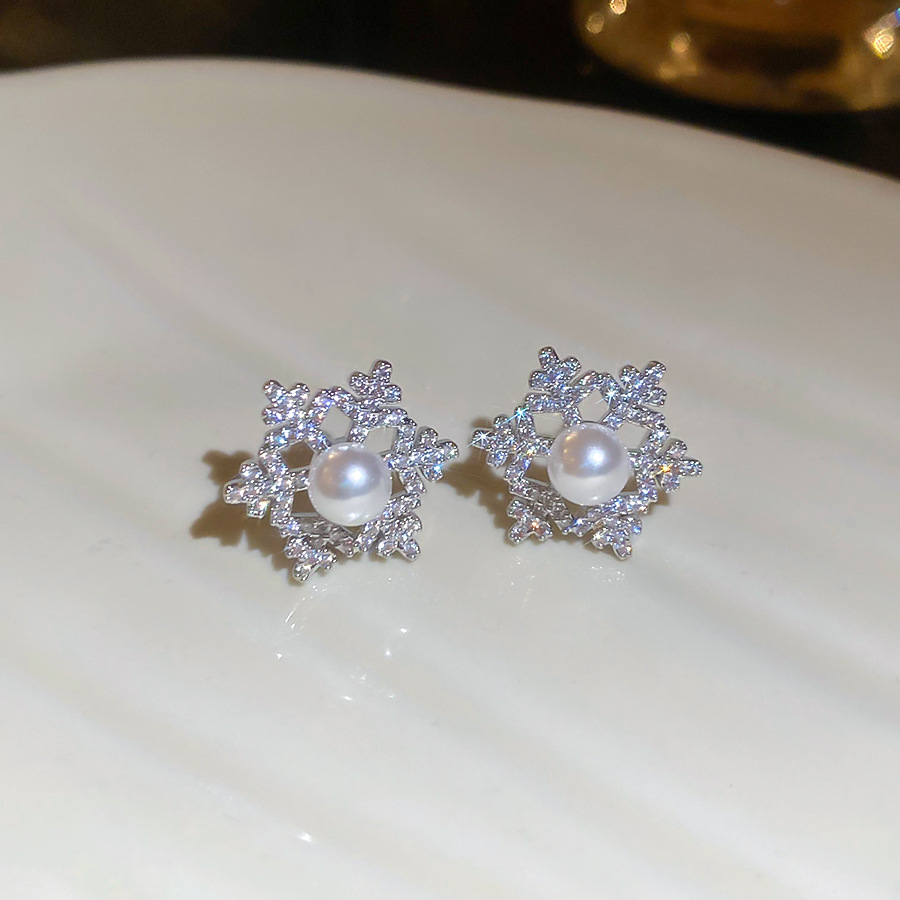 Silver Needle Zircon Hollow Snowflake Pearl Exquisite Elegant Light Luxury Temperament Niche High-end Sense Earrings for Women