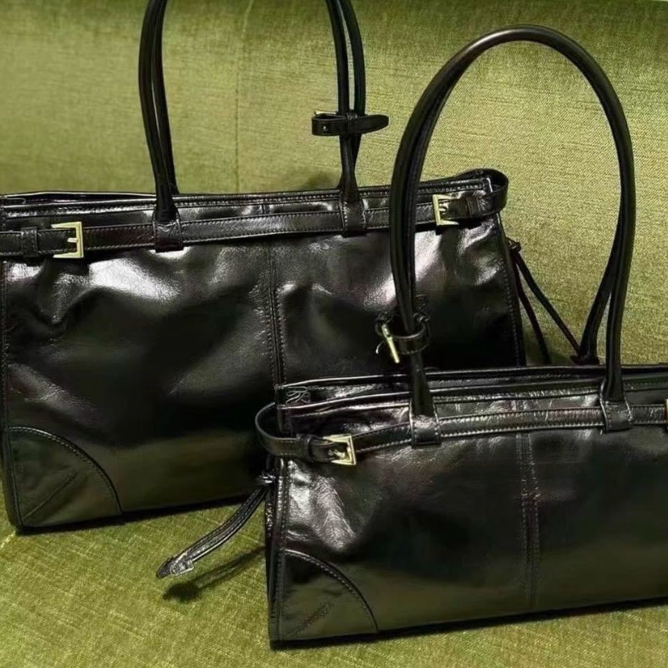 New Black Fashion Trendy Designer Bag Oil Wax Leather Exquisite Luxury Handbag Soft Leather Underarm Bag Spicy Girl Motorcycle Bag Women Shoulder Bag