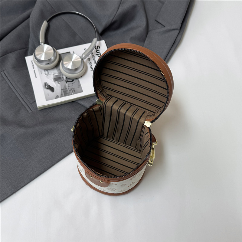 Stylish Simple Clutch Purse Bag For Women With Leather Material And Minimalist Vintage Casual Design R251110