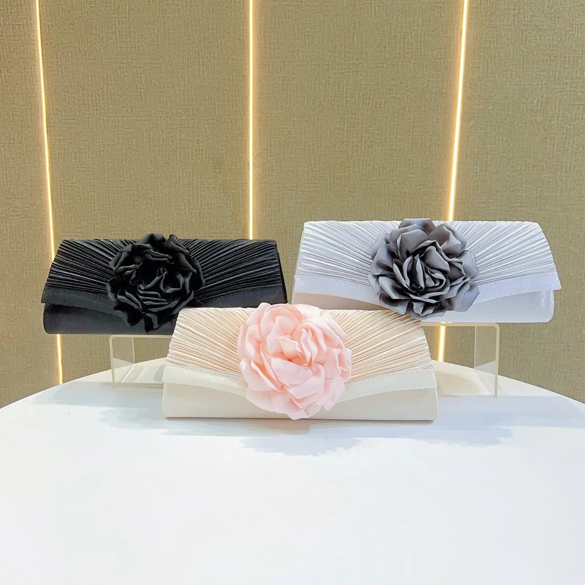 2025 New Pleated Dinner Clutch Elegant Womens Evening Bag Small 3D Floral Silver Purse Crossbody Chain Party Banquet Handbag R251110