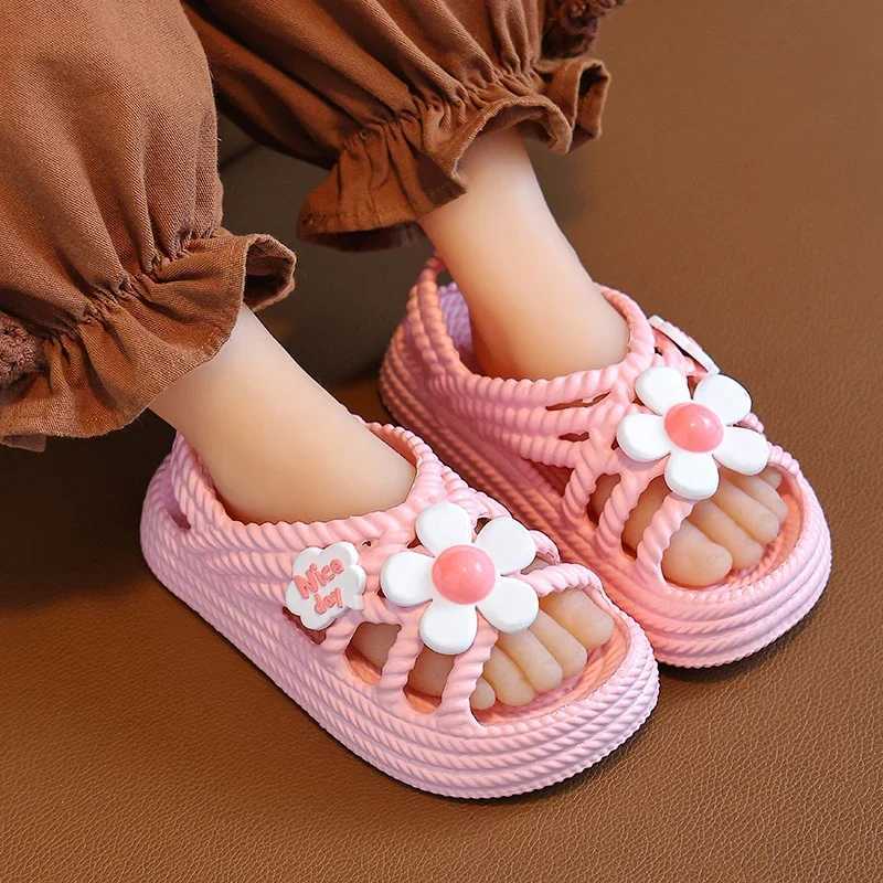 2024 New Childrens Slippers Summer Girls and Boys Bathroom Home Non slip Beach Shoes Soft soled Baby Sandals Z250410