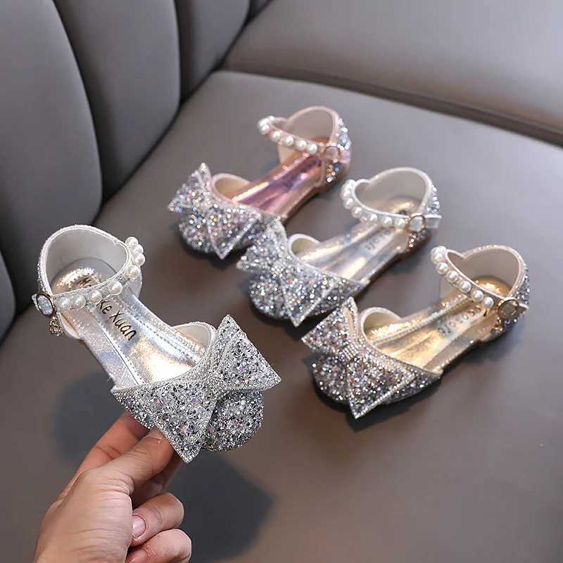 AINYFU childrens glitter sandals girls sweet bow rhinestone princess shoes fashionable anti slip flat bottomed childrens soft soled sandals Z250410
