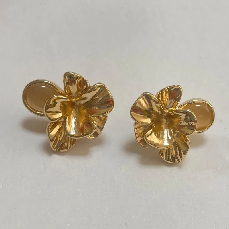 Womens Niche Golden Petal Ear Clips French Retro Three-dimensional Metal Opal Flower Clip on Earrings No Piercing 250409