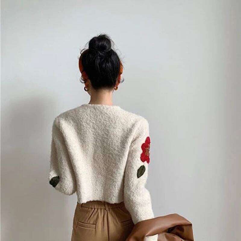 Floral Embroidery Crop Cardigan Women Vintage Lazy Wind Slim Horn Buttons Sweater French Retro Long Sleeve O Neck Casual Outwear Designer Sweater Wome