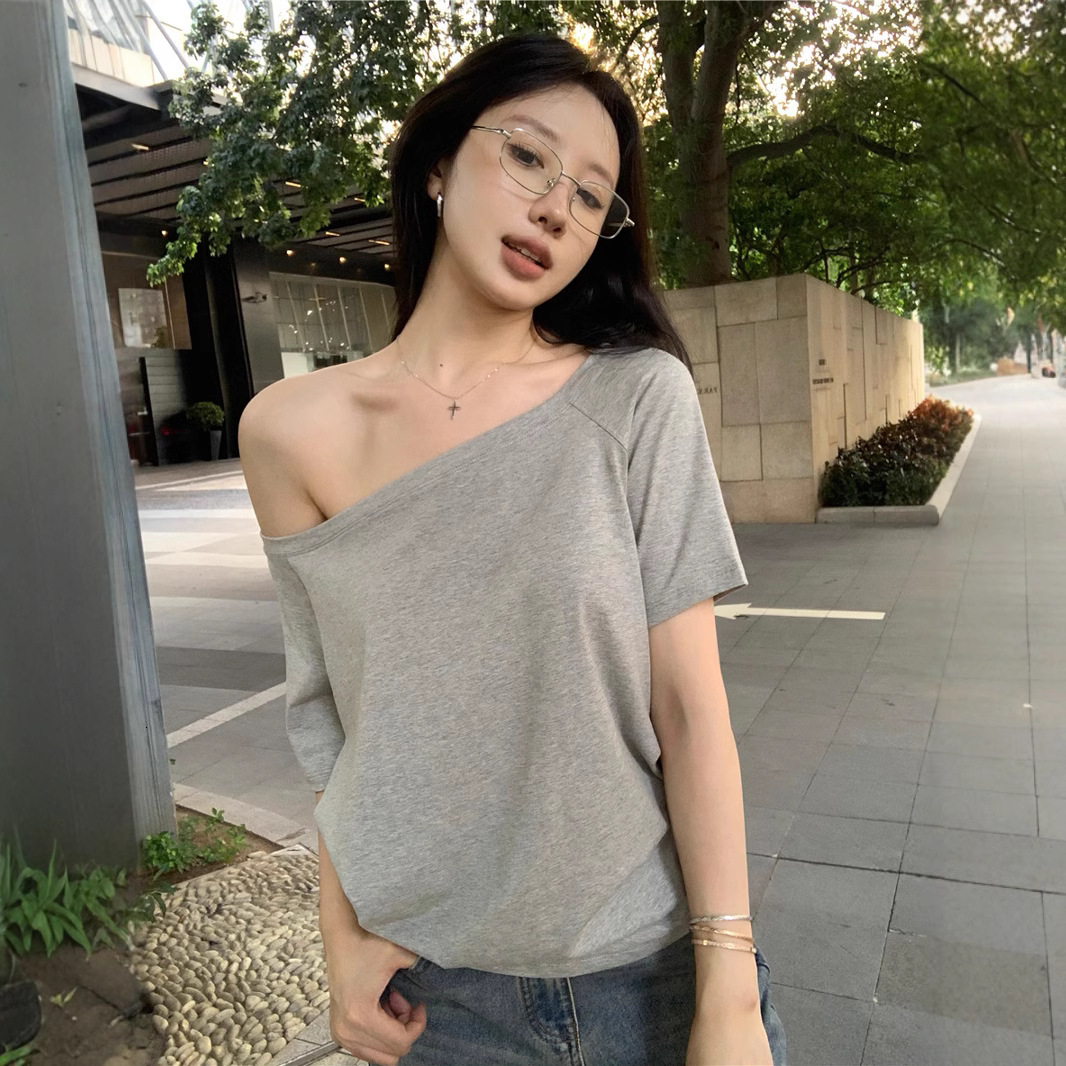 2025S Designer Women S T Shirt Spicy Girl Slanted Shoulder Short Sleeved Loose T Shirt Women S Summer New Casual Irregular Solid Color Versatile Stude