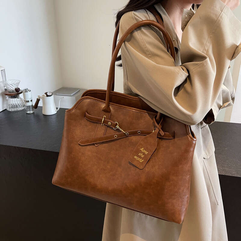 2025 New Simple Vintage Handheld Commuter for Women High-end Large Capacity Shoulder Bag