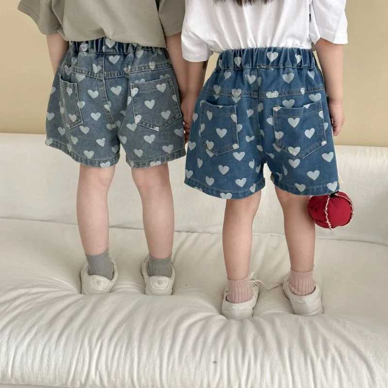 Heart print denim shorts 1-8Y childrens elastic waist loose casual knee pants for girls and boys vacation sled shorts Z250410