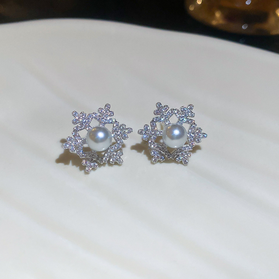 Silver Needle Zircon Hollow Snowflake Pearl Exquisite Elegant Light Luxury Temperament Niche High-end Sense Earrings for Women