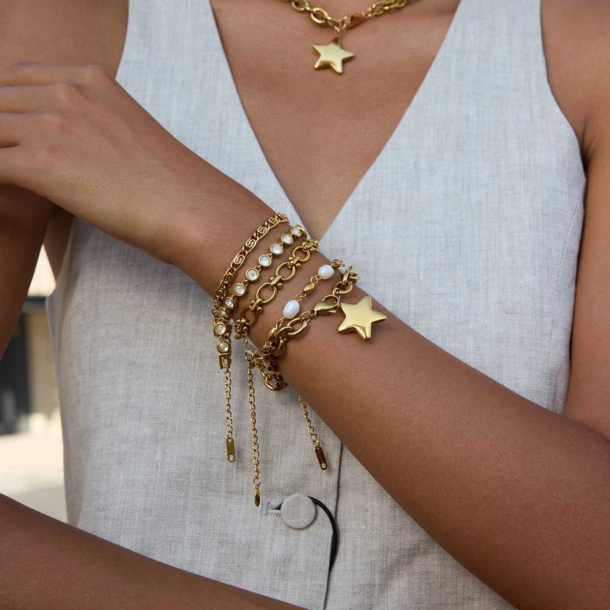 Uworld Simple Classic 18K Gold Color Plated Stainless Steel Freshwater Pearl Bracelet Stackable Geometric Chain Bracelet WomensT251110