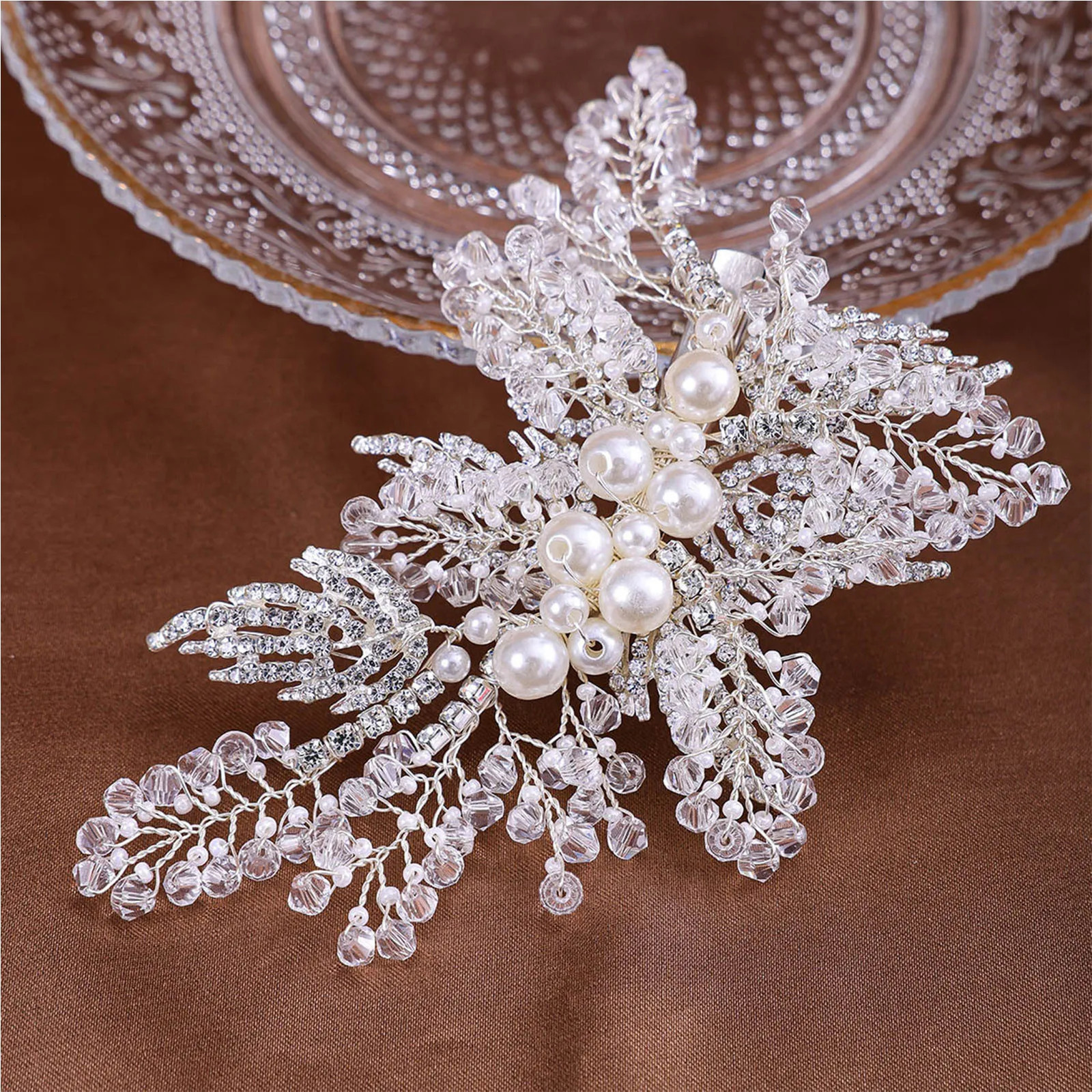 Handmade pearl hair clip brides side clip fashionable crystal hair clip silver leaf shaped bucket charming wedding hair accessory 250409