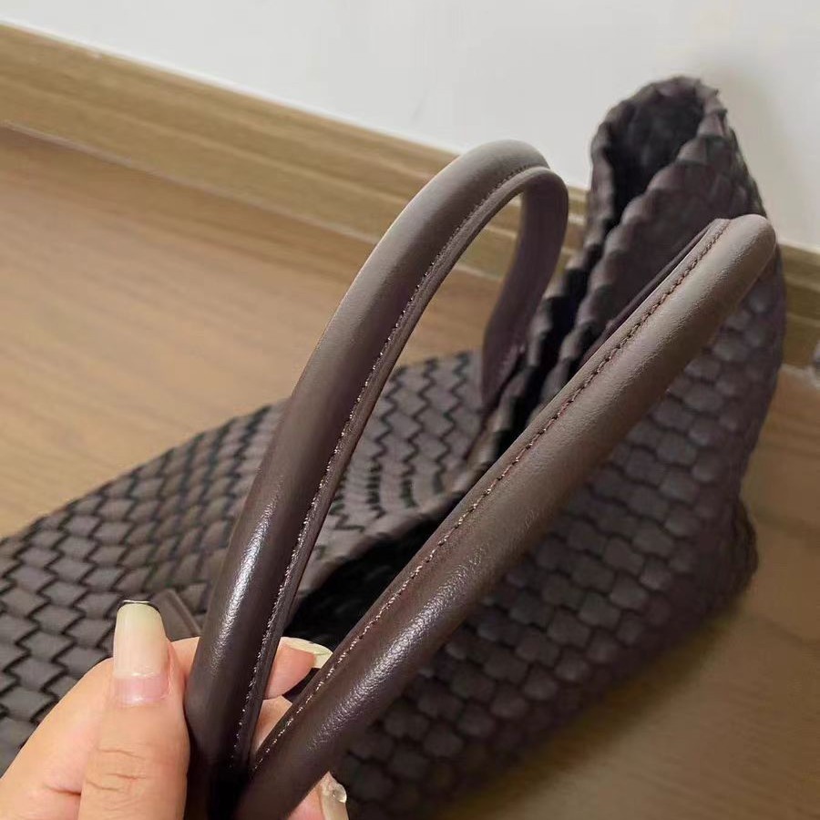 2025 new niche woven bag, fashionable and versatile single shoulder handbag, large capacity tote bag