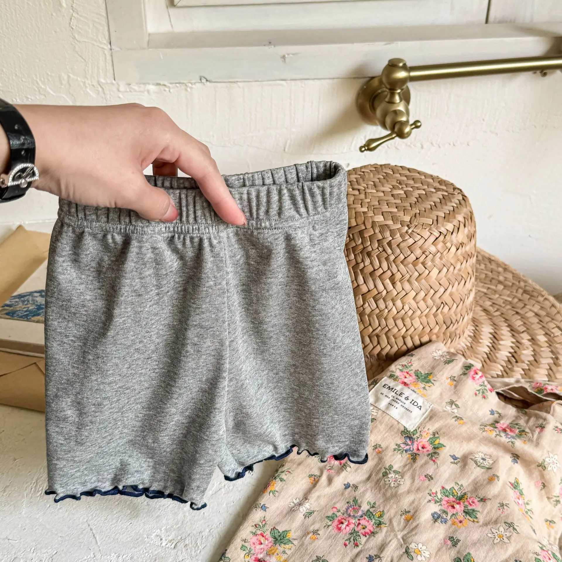 Summer 2025 New Girls Lace Shorts Solid Color Childrens Casual Pants Baby Safety Pants Childrens Anti Slip Shorts Baby Clothing Z250410