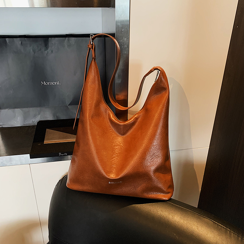 2025 Winter Women's Retro High end Wide Shoulder Bag, Casual Versatile Crossbody Bag, High end Commuting Leisure Bag, Shopping Bag, Versatile Wom