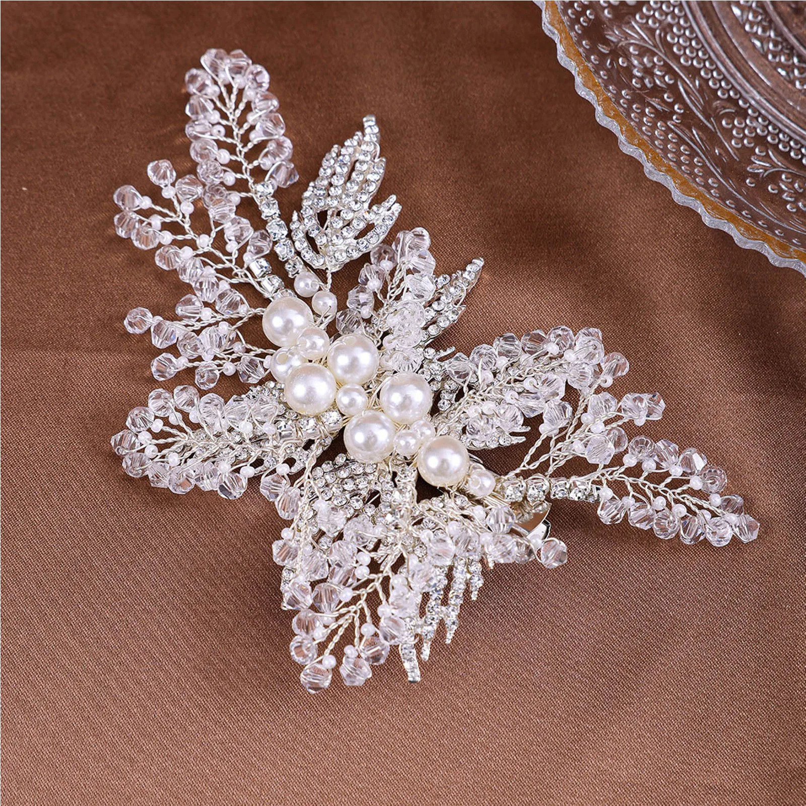 Handmade pearl hair clip brides side clip fashionable crystal hair clip silver leaf shaped bucket charming wedding hair accessory 250409