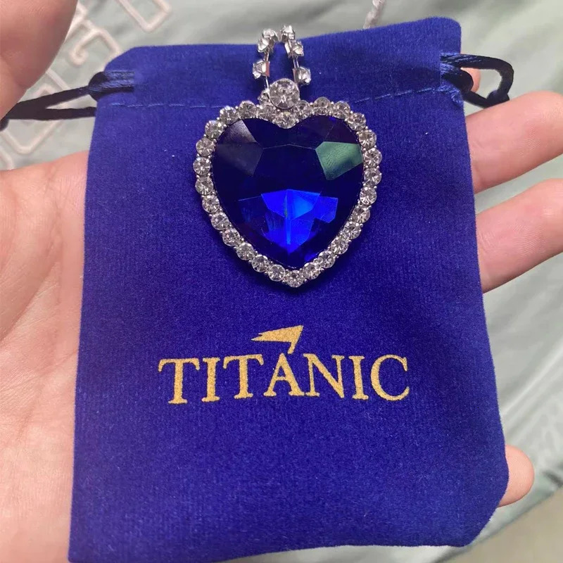 Ocean Heart Titanic Blue Pendant NecklaceVelvet Bag Fashionable Sparkling Full Diamond Eternal Love Red Sweater Chain 251110