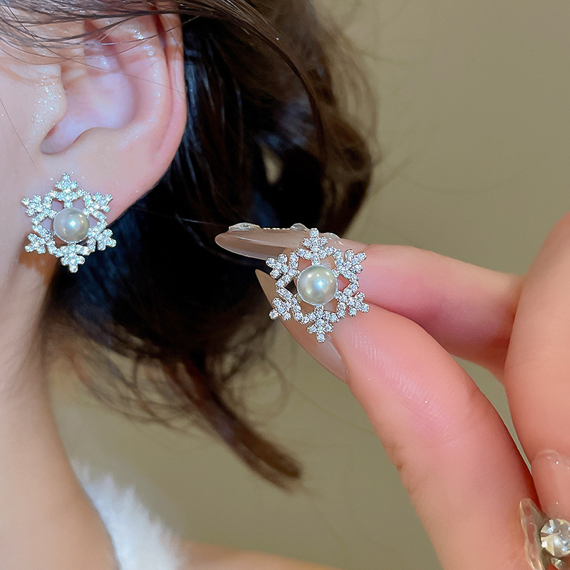 Silver Needle Zircon Hollow Snowflake Pearl Exquisite Elegant Light Luxury Temperament Niche High-end Sense Earrings for Women
