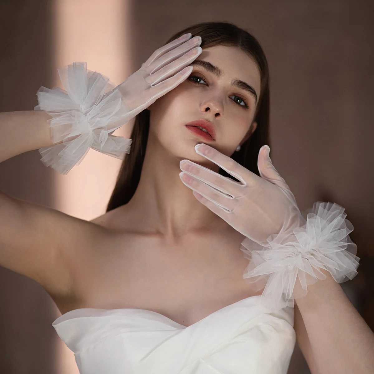 WG094 Elegant Wedding Bridal Gloves Soft Tulle Ruffled Edge Women Brides Bridesmaid Short White Gloves for Pageant Perform L251110