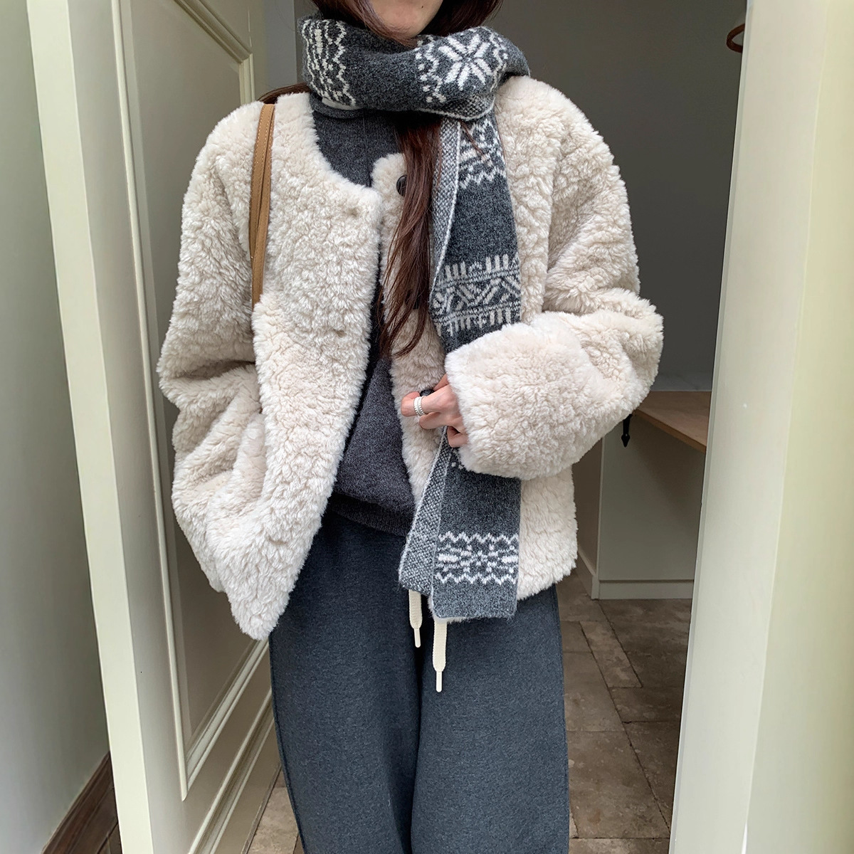 Women's loose and lazy lamb wool coat for winter 2025 new Korean designer versatile warm casual top