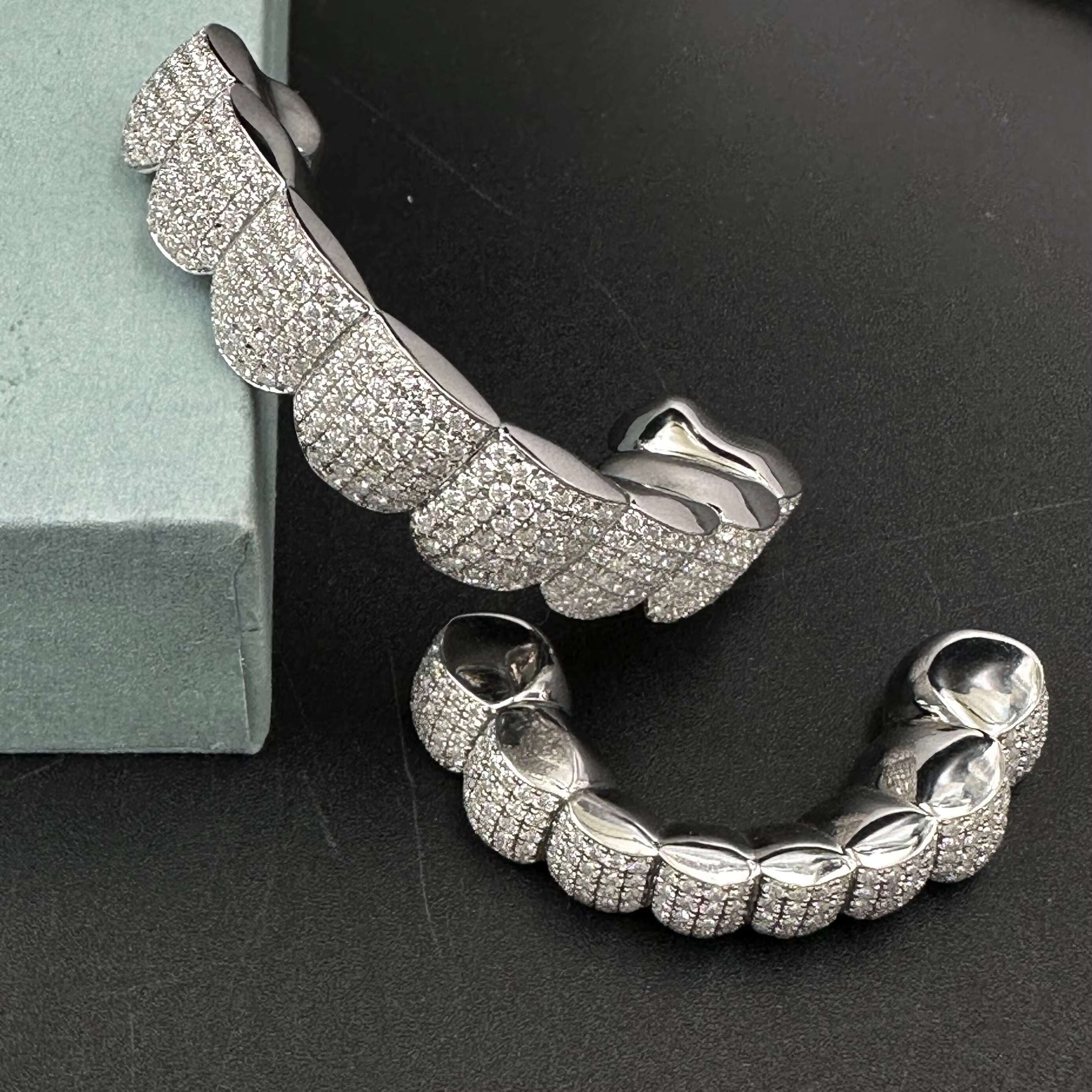Custom VVS Moissanite Diamond 925 Sterling Silver Teeth Grillz Baguette Round Cut Hand Setting Cluster Hip Hop Jewelry